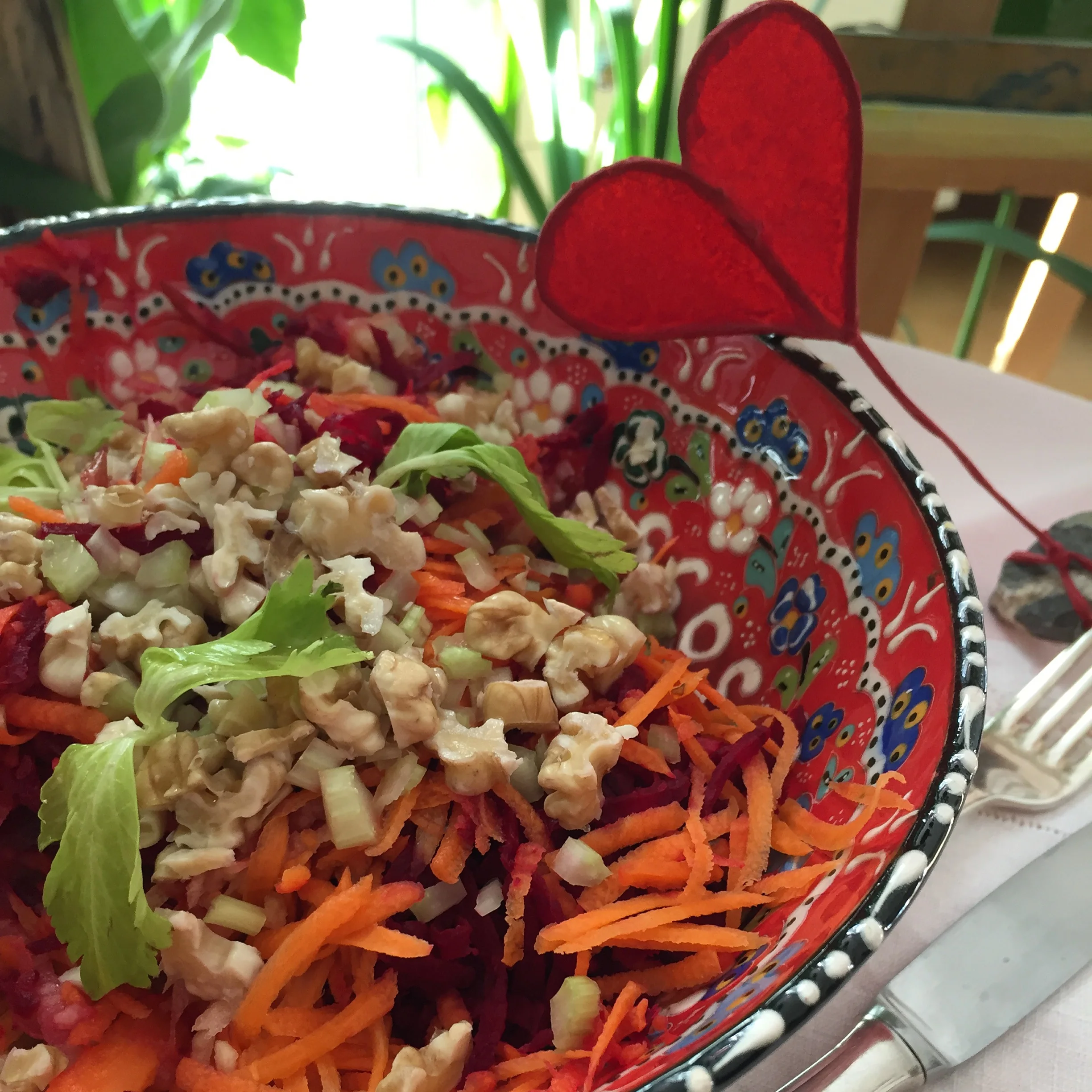 Салата от кореноплодни с орехи