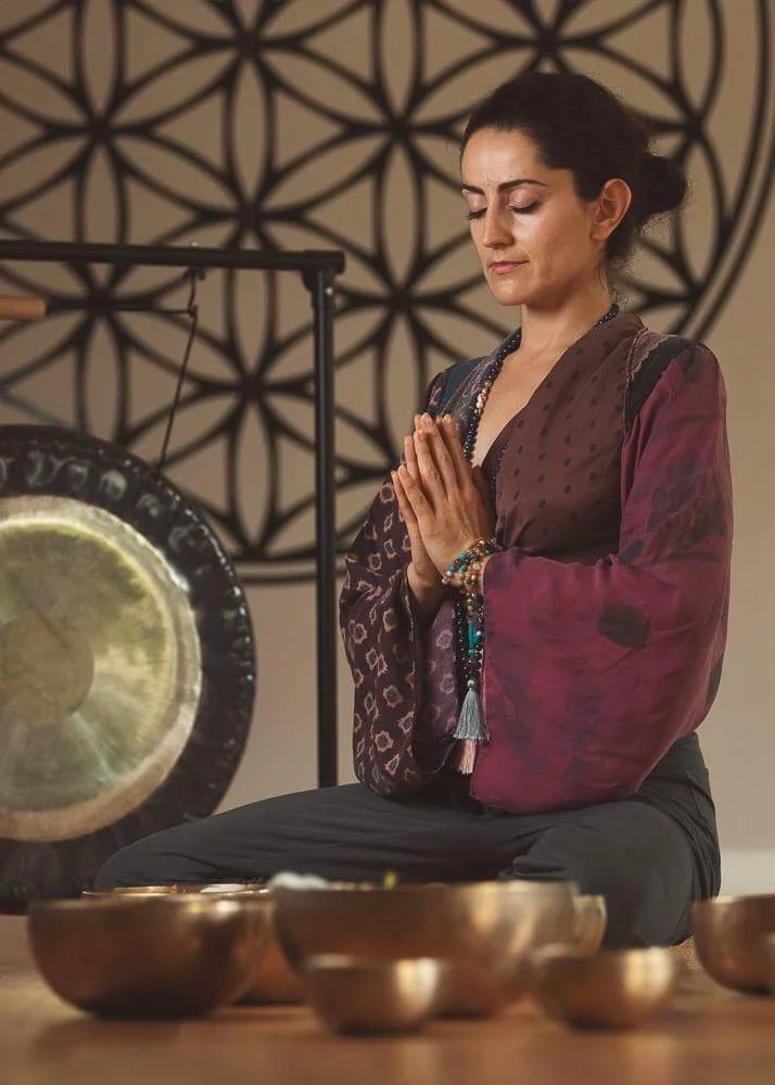 Енергийно пречистване с кристални купи и гонг