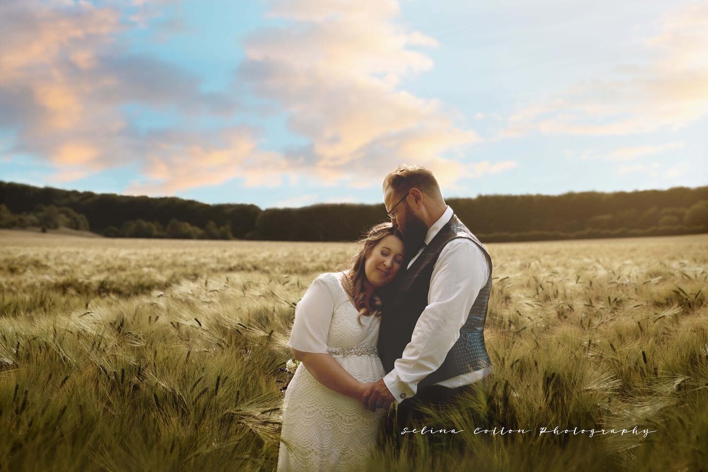 This wedding ❤️

Next to the truly stunning venue that is Wickbottom Barn was this equally stunning field! 

Congratulations to the new Mr&amp;Mrs, I hope you like your sneak peek!

(Small disclaimer; no crops were harmed, photoshop is a wonderful to
