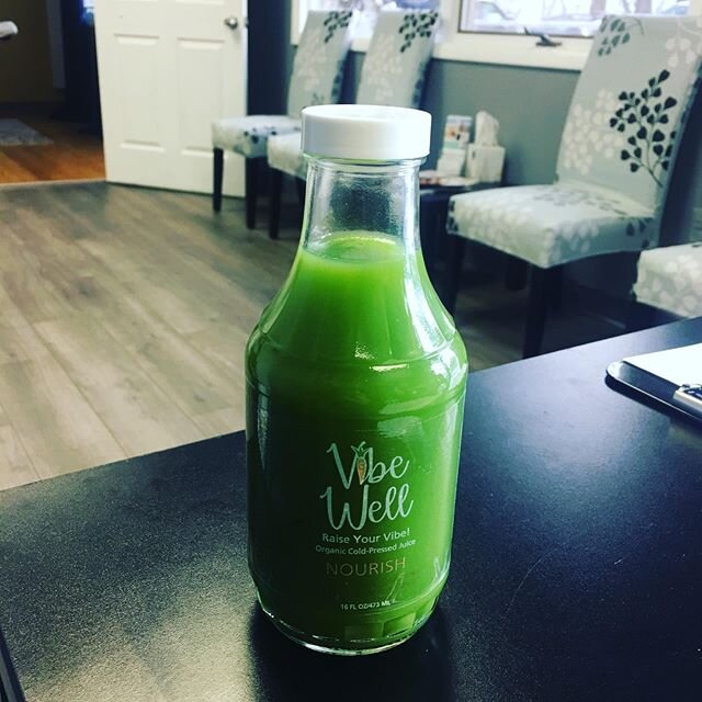 Love when my awesome patients bring me green juice ❤️❤️❤️ thank you 🙏 #vibewell #raiseyourvibe #fentonmichigan  #greenjuice #chiropractor #vibewelllifestyle #triciafinnevents