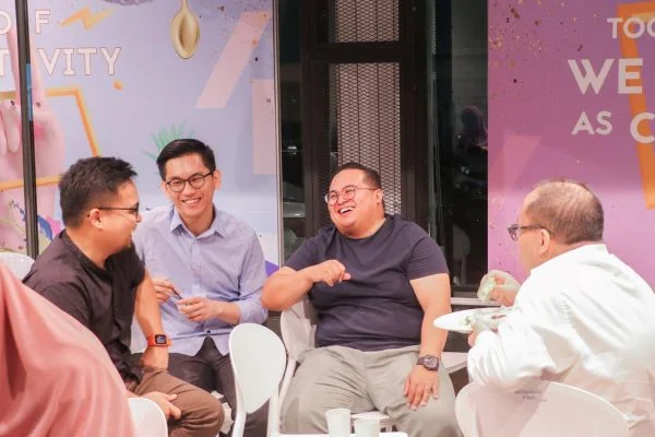 Our instructor, Firdaus of Pingako, having a quick chat with our guests -- Andrew of Memori, Zul of Kapow and Hadi Othman of Digitaraya.