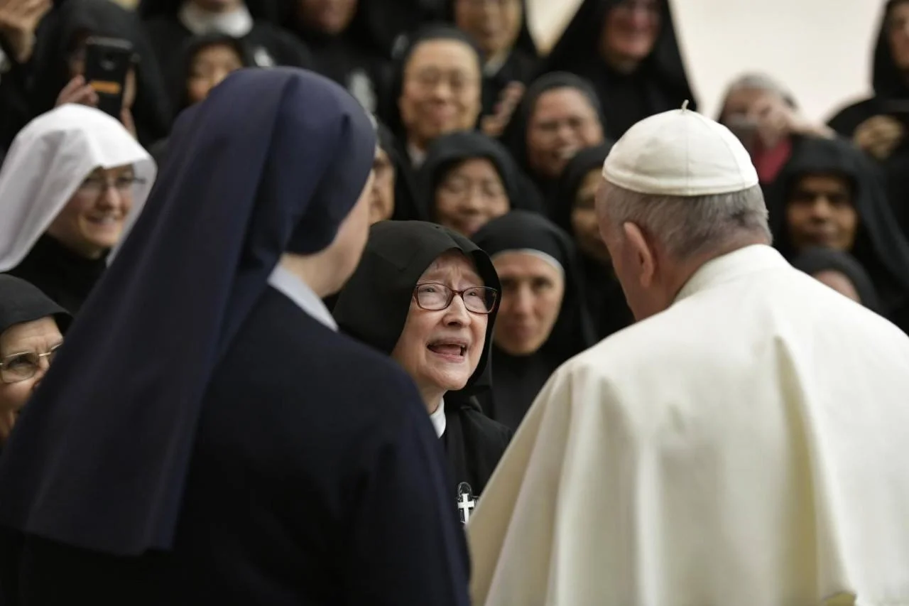 Mother Catherine Marie exchanges a few words with the Holy Father