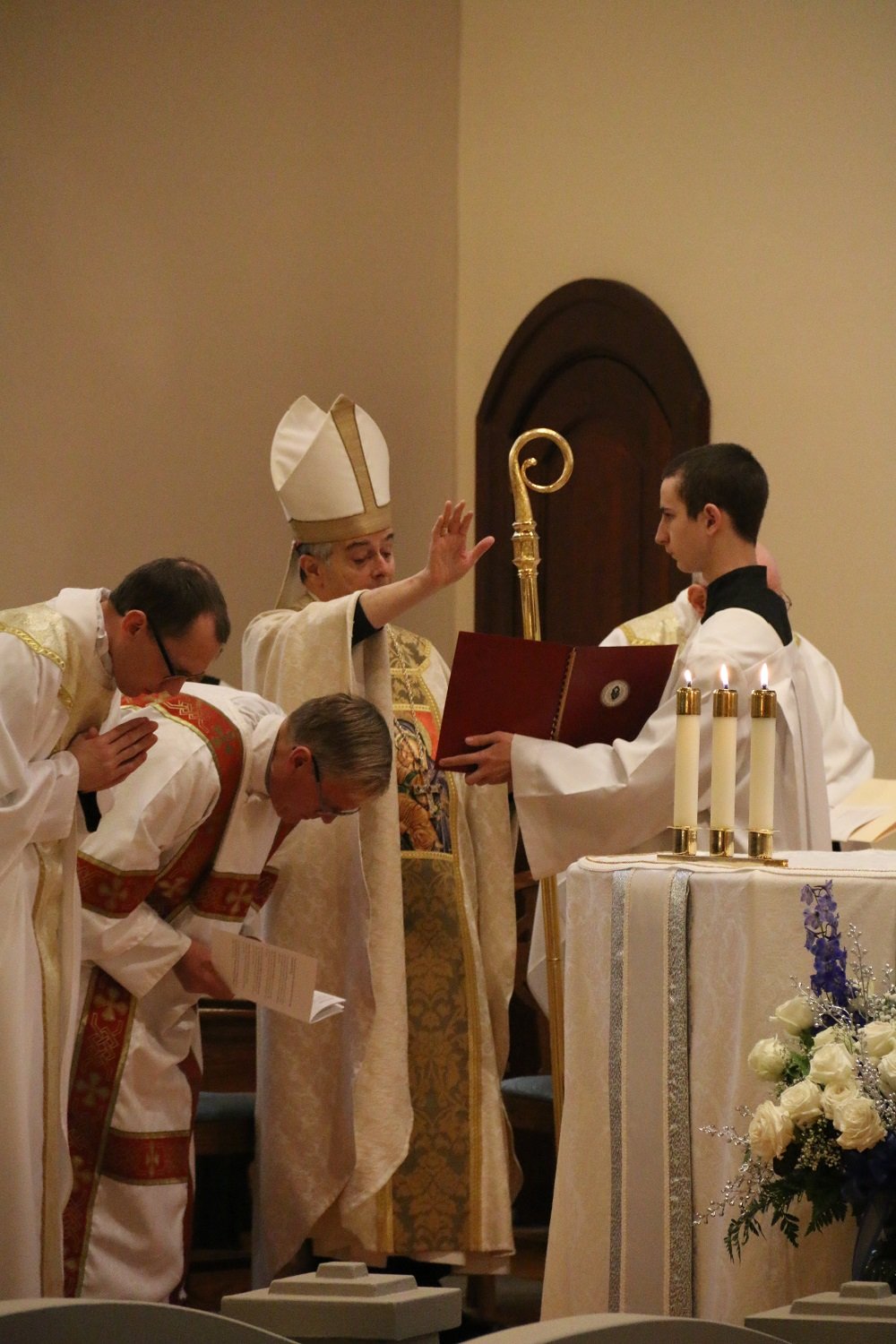  Bishop Medley gives the closing blessing   (Photo: Elizabeth Wong Barnstead, Western KY Catholic)  