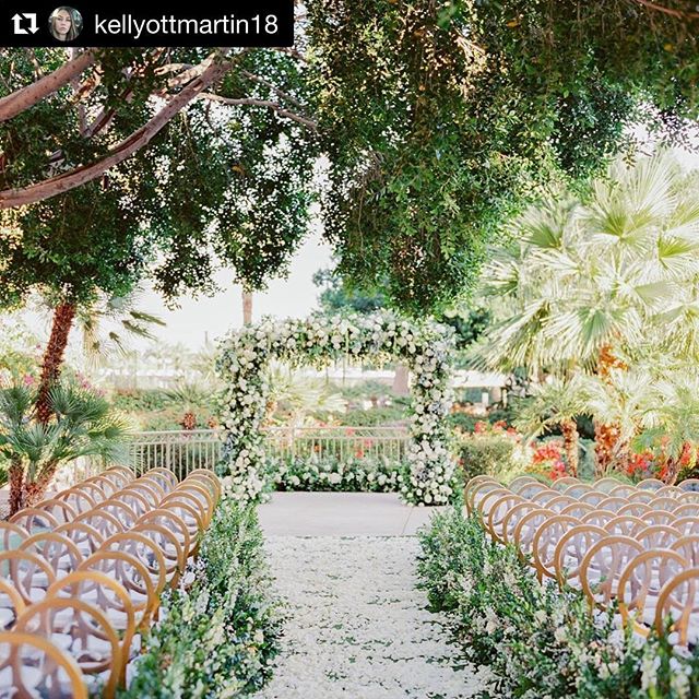 Black and white isn't just a classic, it's also timeless. 📸 @elysehallphotography @flowerstudio @somelikeitclassic @kaylabellitt @whitney.slic @latavolalinen @eventrentsaz @idiehdesign @primrentals @phoenicianscottsdale @flowerchicaz @coco_jane_ @ch