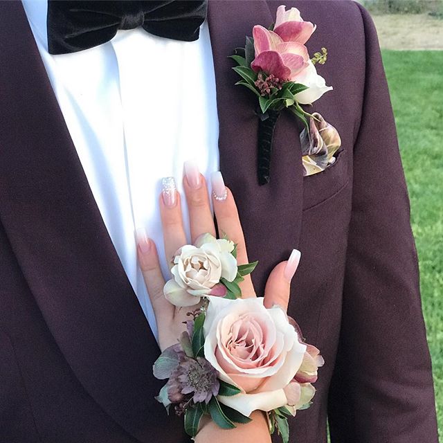 First time I made a fresh flower bracelet/ring combo💕 Kind of loving it. NDP Prom 2019 @zacksiegel14 @gracetignini