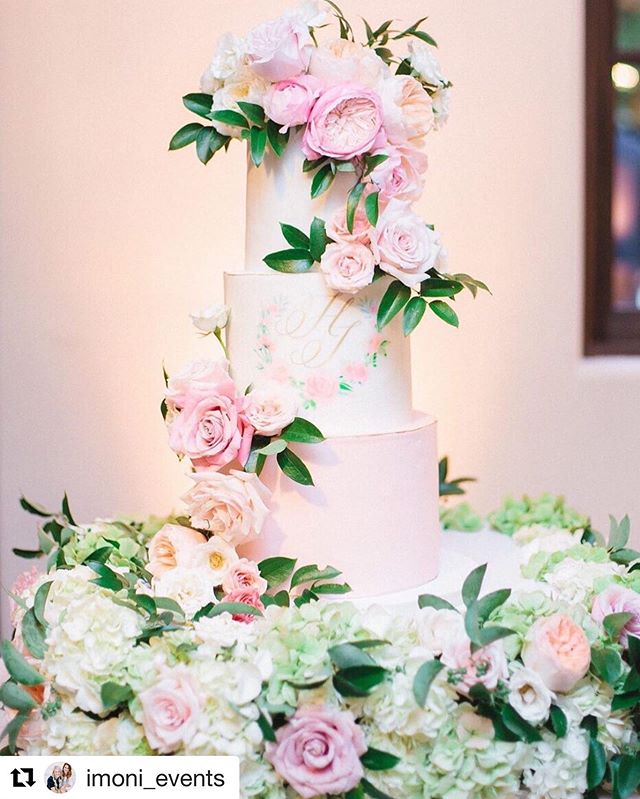 Cake, check. Flowers, check. Drama, check. All the heart eyes... CHECK! #weddingcake #floralcake #monogram #pinkwedding #roses #pinkcake #elchorroweddings #pinkandgoldwedding