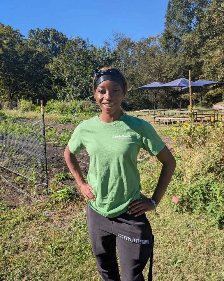 Our volunteers are the heart of everything we do at Apple Seeds! 💚
This fall in Central Arkansas, an amazing group of volunteers has helped bring hands-on, garden-based learning to students across the region. Whether planting seeds, pulling weeds,