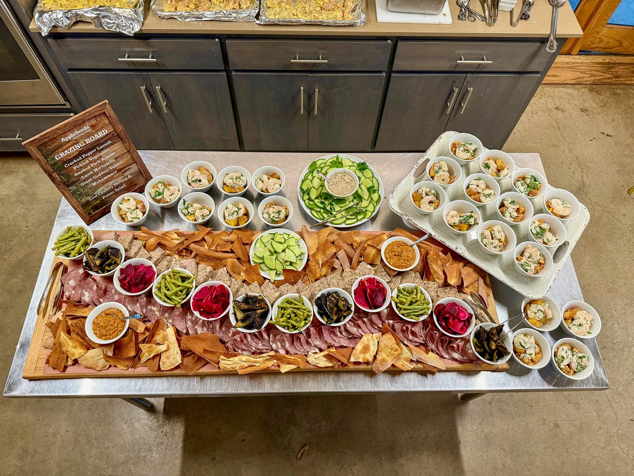 A feast for the senses ✨
Guests started the night sharing a vibrant grazing board of pickled veggies + house-made charcuterie. Then dove into a build-your-own taco spread overflowing with color and flavor.
The sweetest surprise? Tamarind red pepper