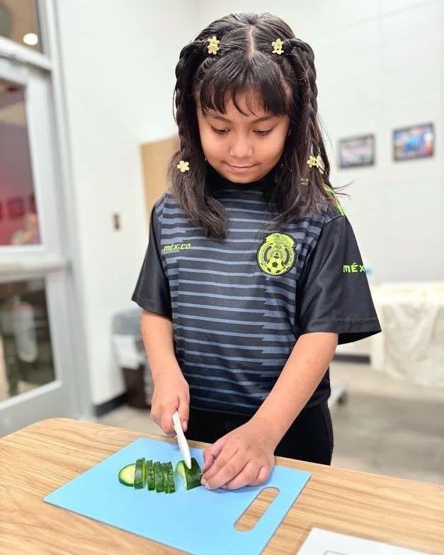 Our educators are back in the classroom for another semester of cooking in the schools! 🥕🥬

Students are chopping hearty winter vegetables, making quick pickles, and turning 
fresh kale into crispy, crave-worthy chips.

The best part? Hearing kids 