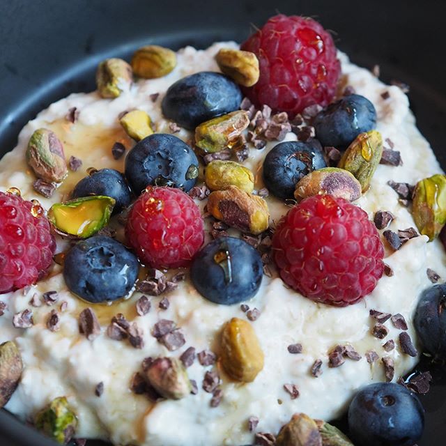 Oats with yoghurt, berries and nuts. The perfect start to your morning. Recipe now on the site.