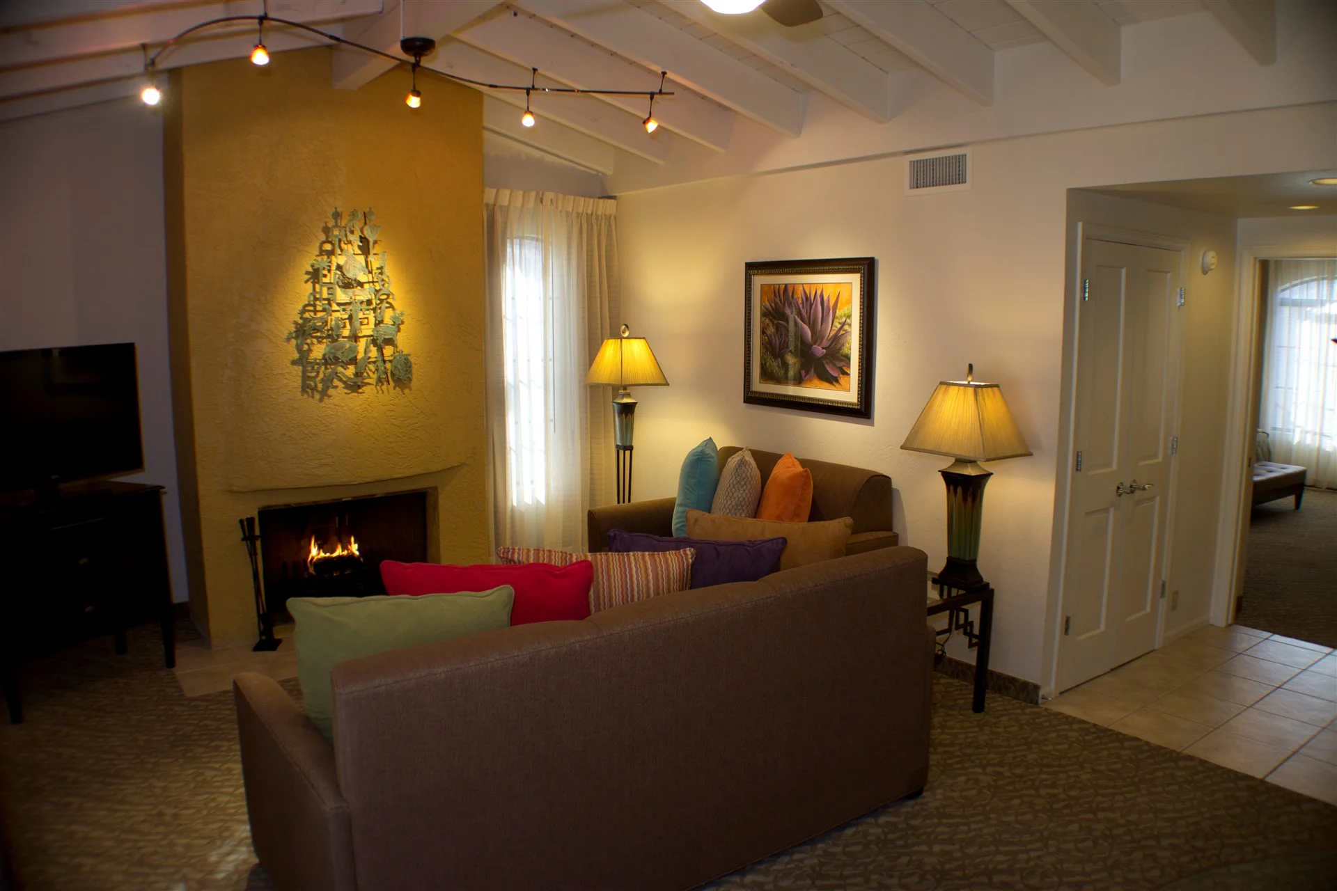 maderia-living-room.jpg.1920x0.jpg