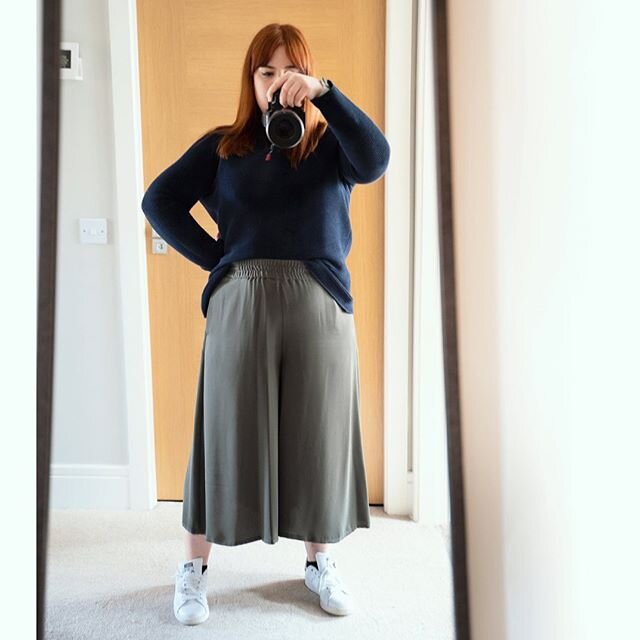 Long live the elasticated waist. 
Top: @cosstores (last season)
Culottes: @johnlewisandpartners 
Trainers: Stan Smith @adidas 
#ootd #wiwtoday #ootdinspiration #minimalstyle #minimalfashion #discoverunder10k #discoverunder20k #cosstores #johnlewisand