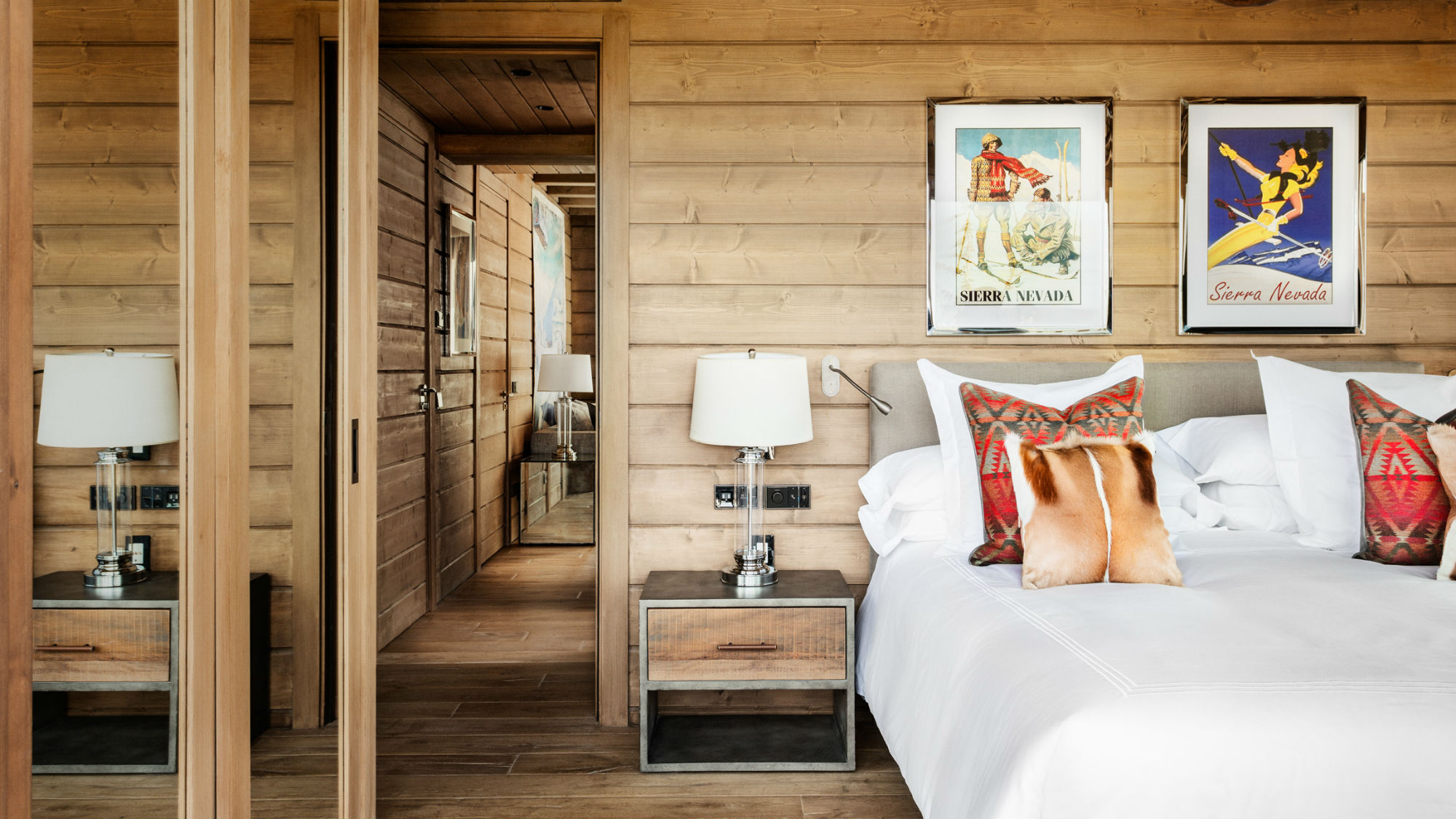 Corner_Suite_Bedroom_El_Lodge.jpg