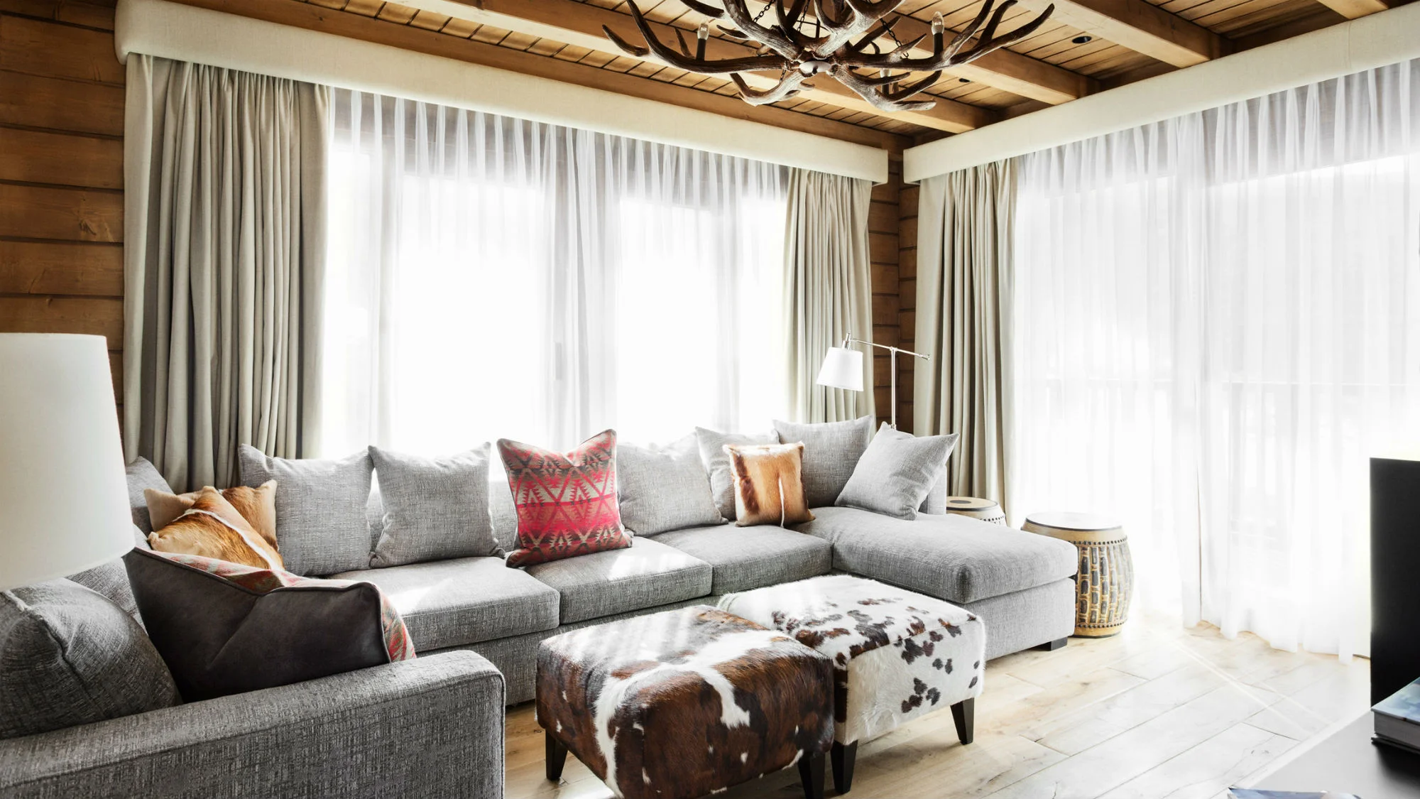 Corner_Suite_Living_Room_El_Lodge.jpg