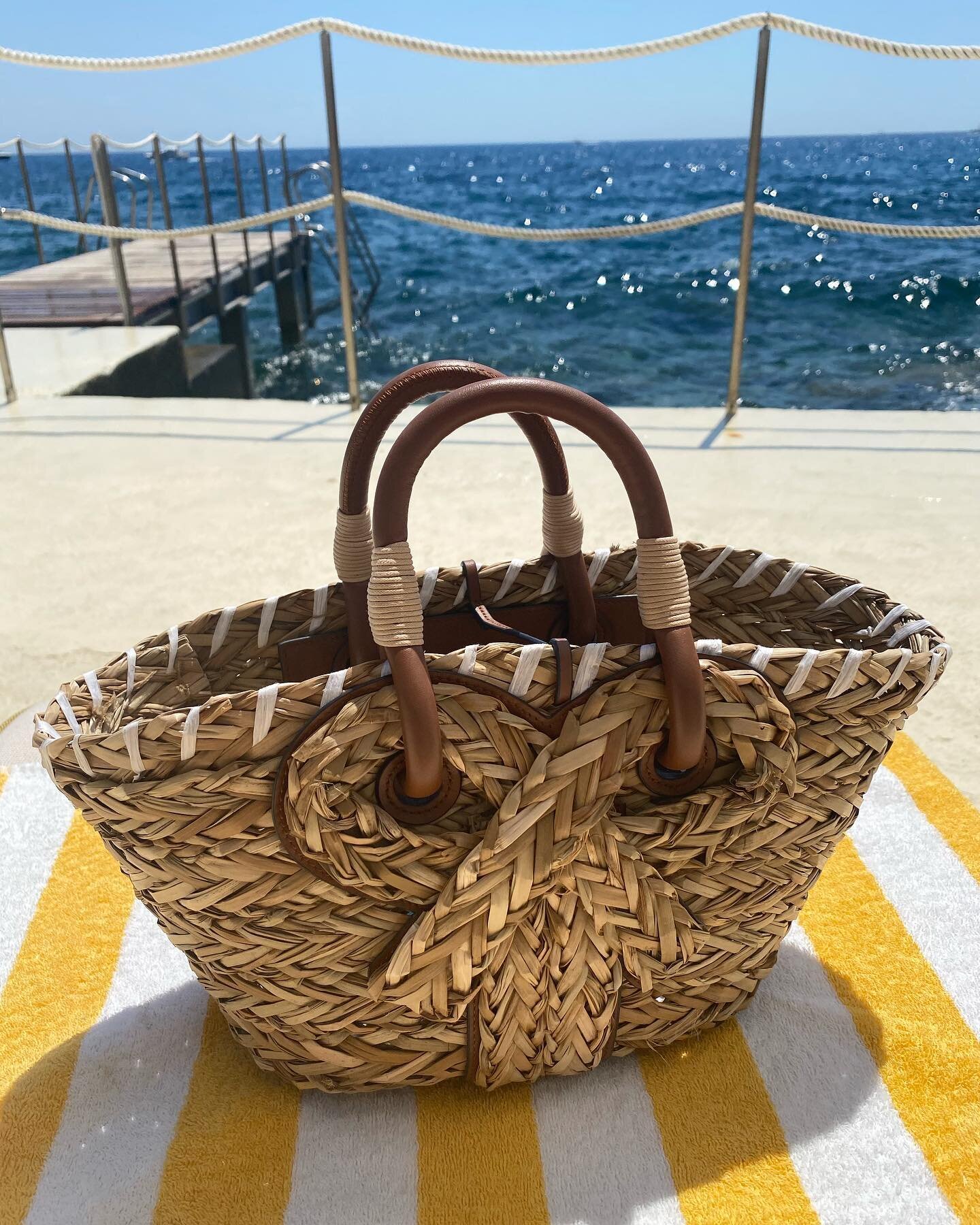 Yellow stripes and wicker baskets 💛@anyahindmarch @hotelilpellicano #VoyagerVibes #MyVacationStylist #ItaliansDoItBetter