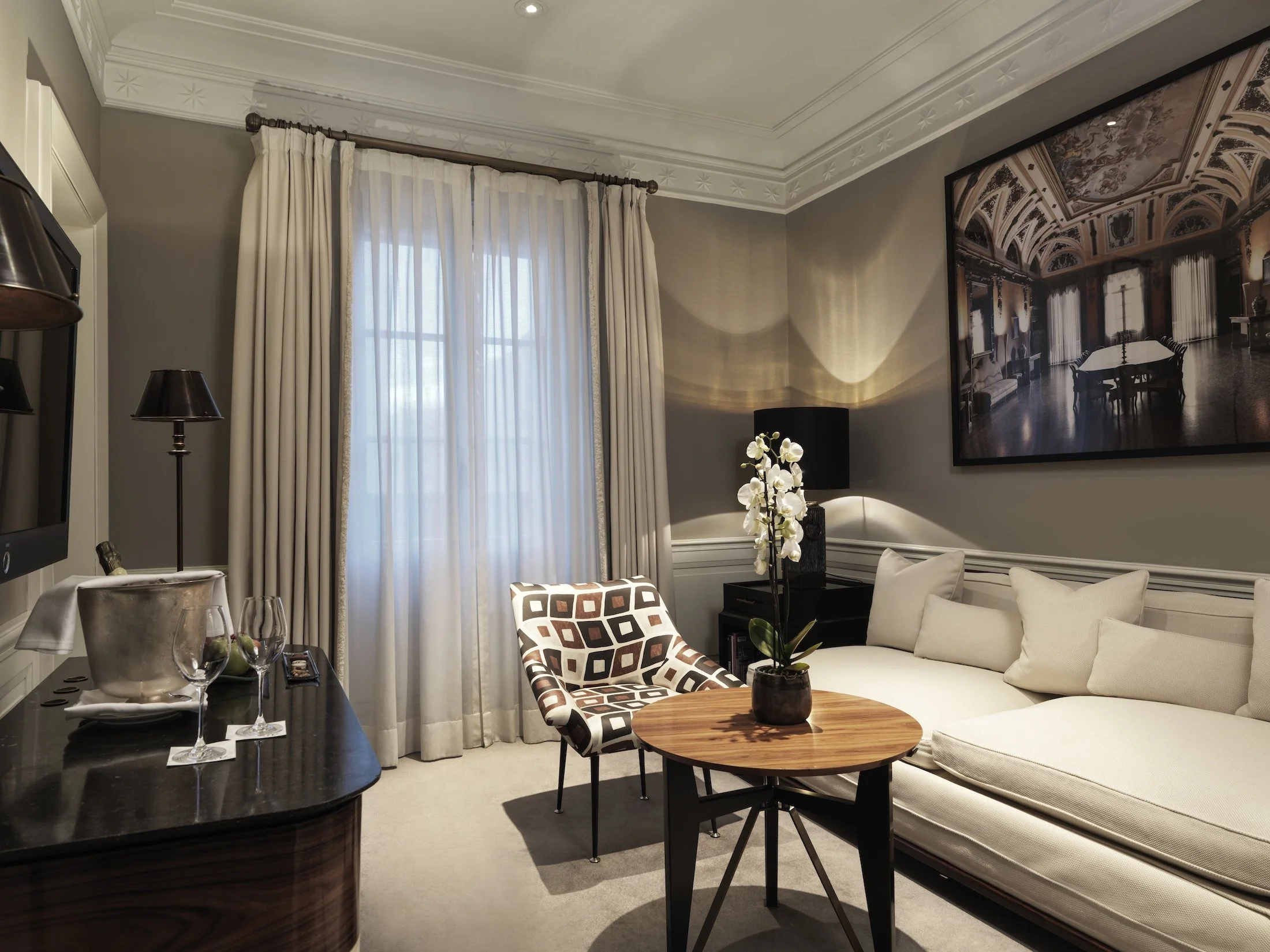 26_5.jpg living area  Suite .jpg