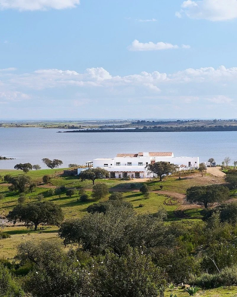 A hidden autumn escape in Alentejo. Casa Campinho, near Monsaraz, one of Portugal&rsquo;s most beautiful small towns, spans 65 hectares of natural landscape with olive and fruit trees, fragrant herbs, and a vegetable garden. 

The villa features 5 co