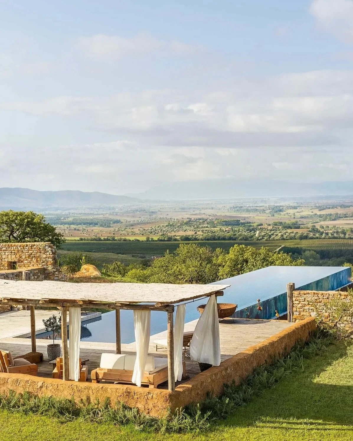 Last call for autumn sun escapes. 🍂 Discover Armand Estate in Magliano &mdash; a serene Tuscan estate surrounded by rolling hills and vineyards. At the heart of the estate, the winery stands as a testament to the region&rsquo;s rich winemaking herit