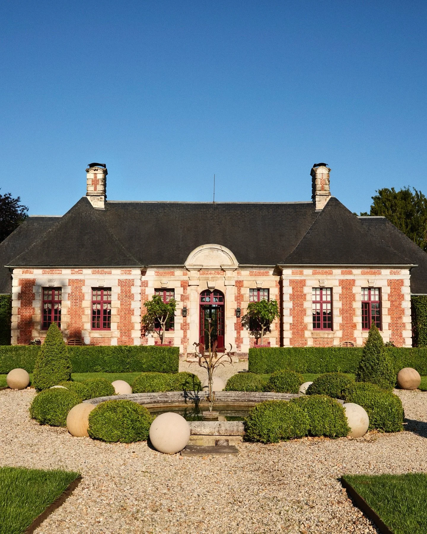 Introducing our newest Manoir in the in the heart of Normandy. 🪷 Welcome to Manoir des Lys, a unique 10 bedroom retreat where history and modern comfort meet. Originally commissioned in 1653 as a hunting lodge, this architectural gem blends centurie