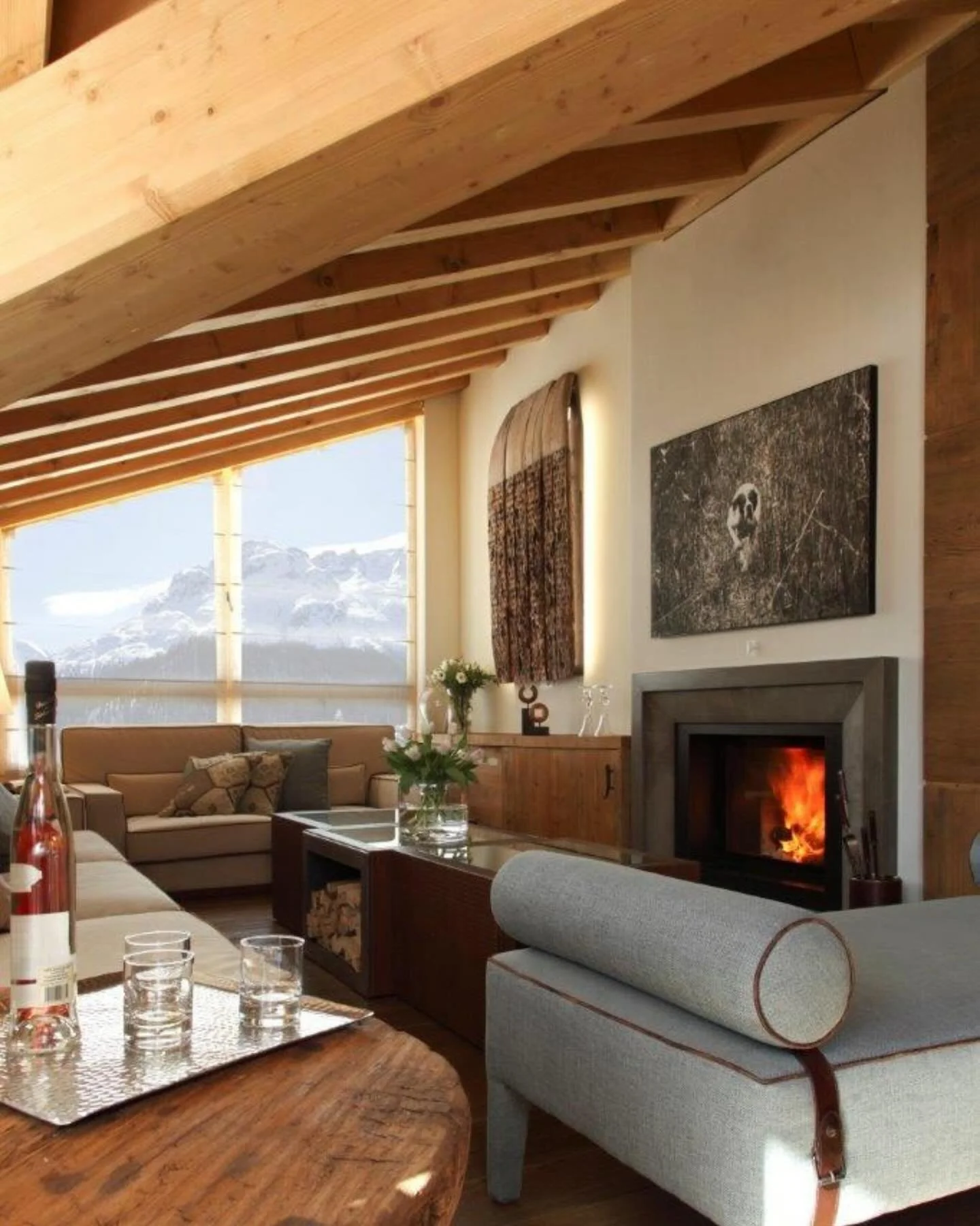 Last-Minute Festive &amp; New Year Availability!&nbsp;

A design jewel nestled in the Alps,&nbsp;in Celerina,&nbsp;St. Moritz&nbsp;is perfect for a family seeking a magical white festive season. With&nbsp;3 bedrooms, a&nbsp;cosy fireplace, sauna, a d