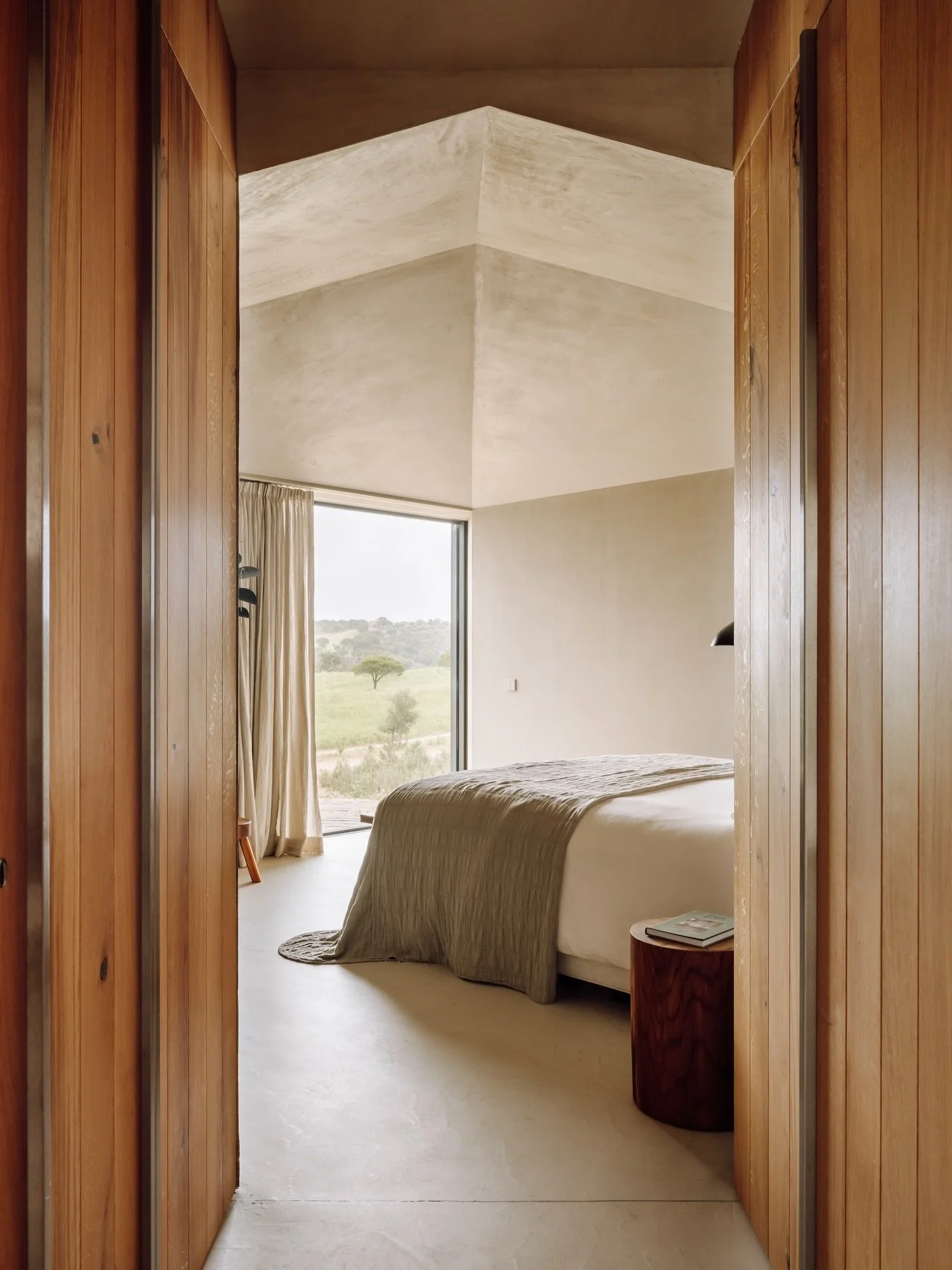 Over the Melides lagoon with views over the vast Atlantic Ocean and walking distance to the beach, stand four 1-3 bedroom architectural houses alluding to the typical &ldquo;Alentejo&rdquo; and surrounded by Mediterranean flora. Just over an hour fro