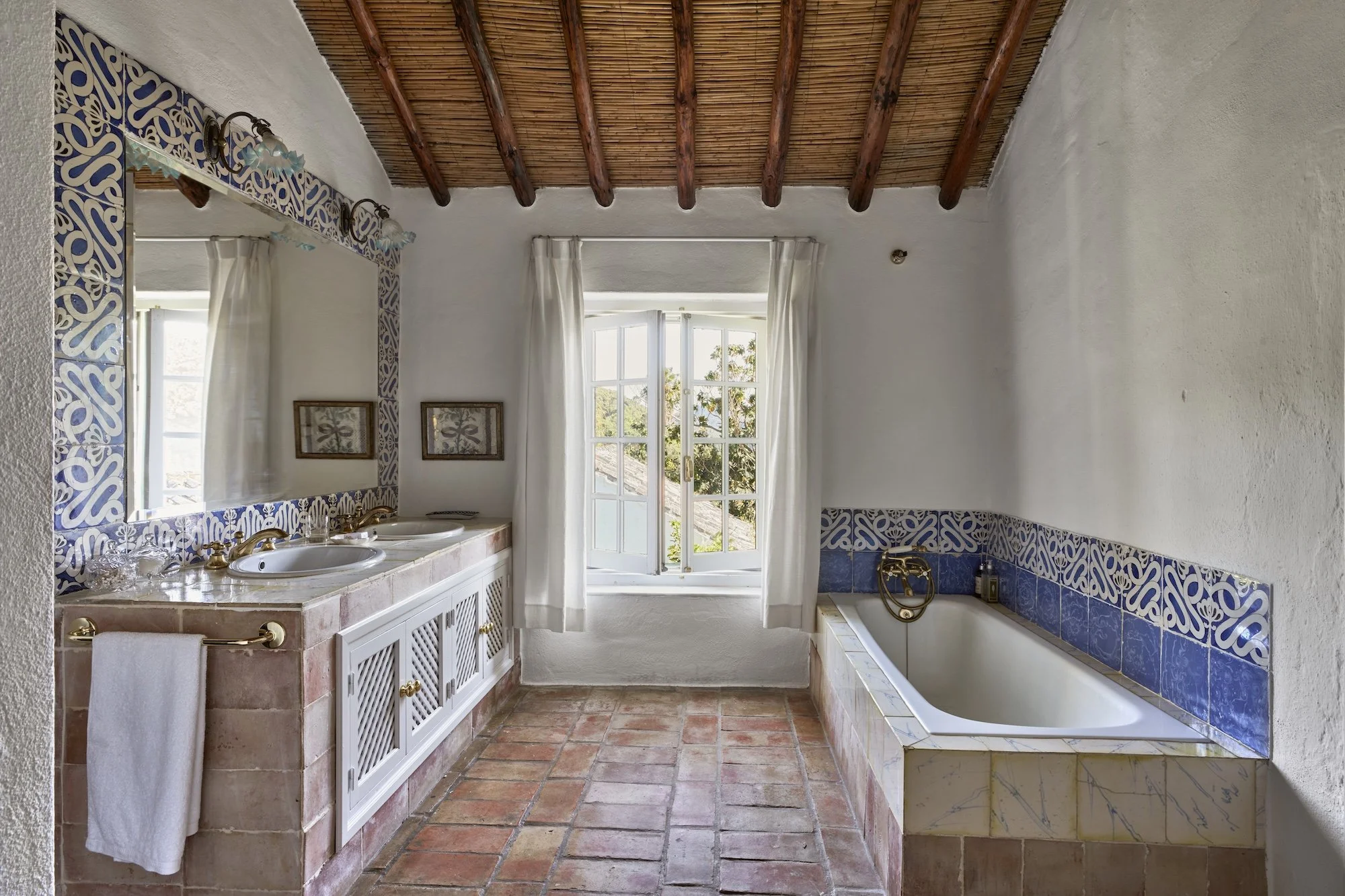 Tramores Pink Room En-suite.jpg
