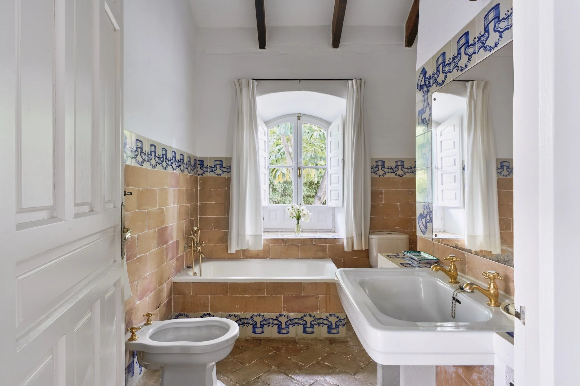 Tramores Shared Bathroom Mimi's & Fountain Rooms.jpg
