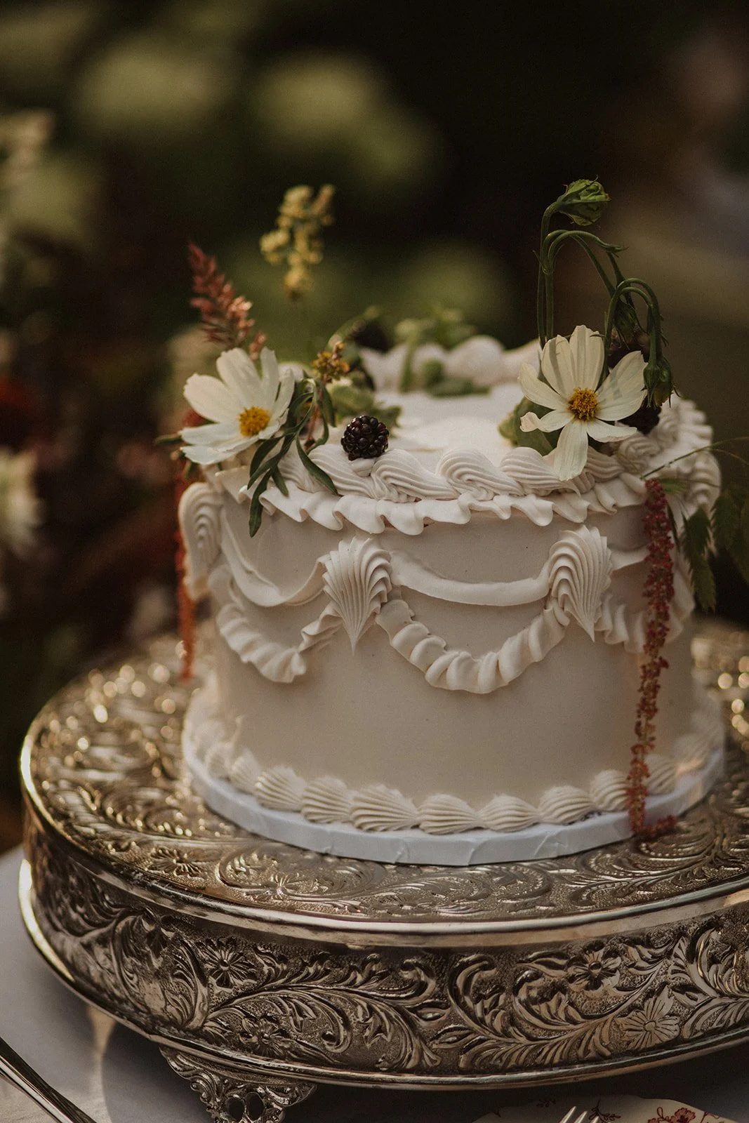 vintage-piped-wedding-cake-with-cosmos-and-blackberries.jpg
