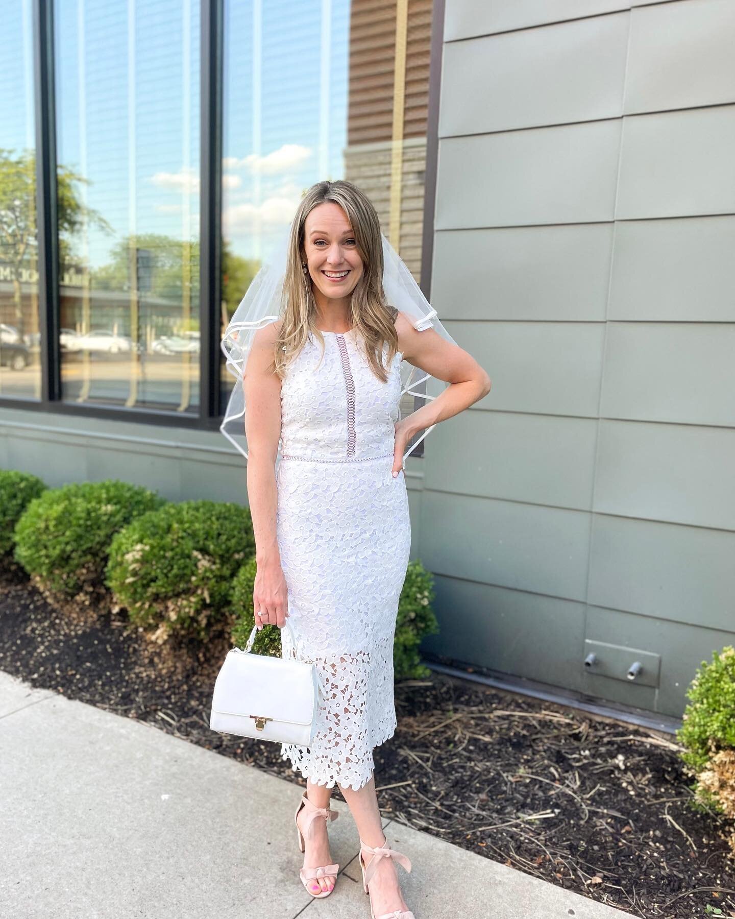 💍 Here&rsquo;s a few more wedding season pics- what I wore to my #bacheloretteparty and #rehearsaldinner Thank you @ruggedrare for the white and gold Stella bag! It was the perfect complement for the outfits. 💕
.
#concealedcarrypurse