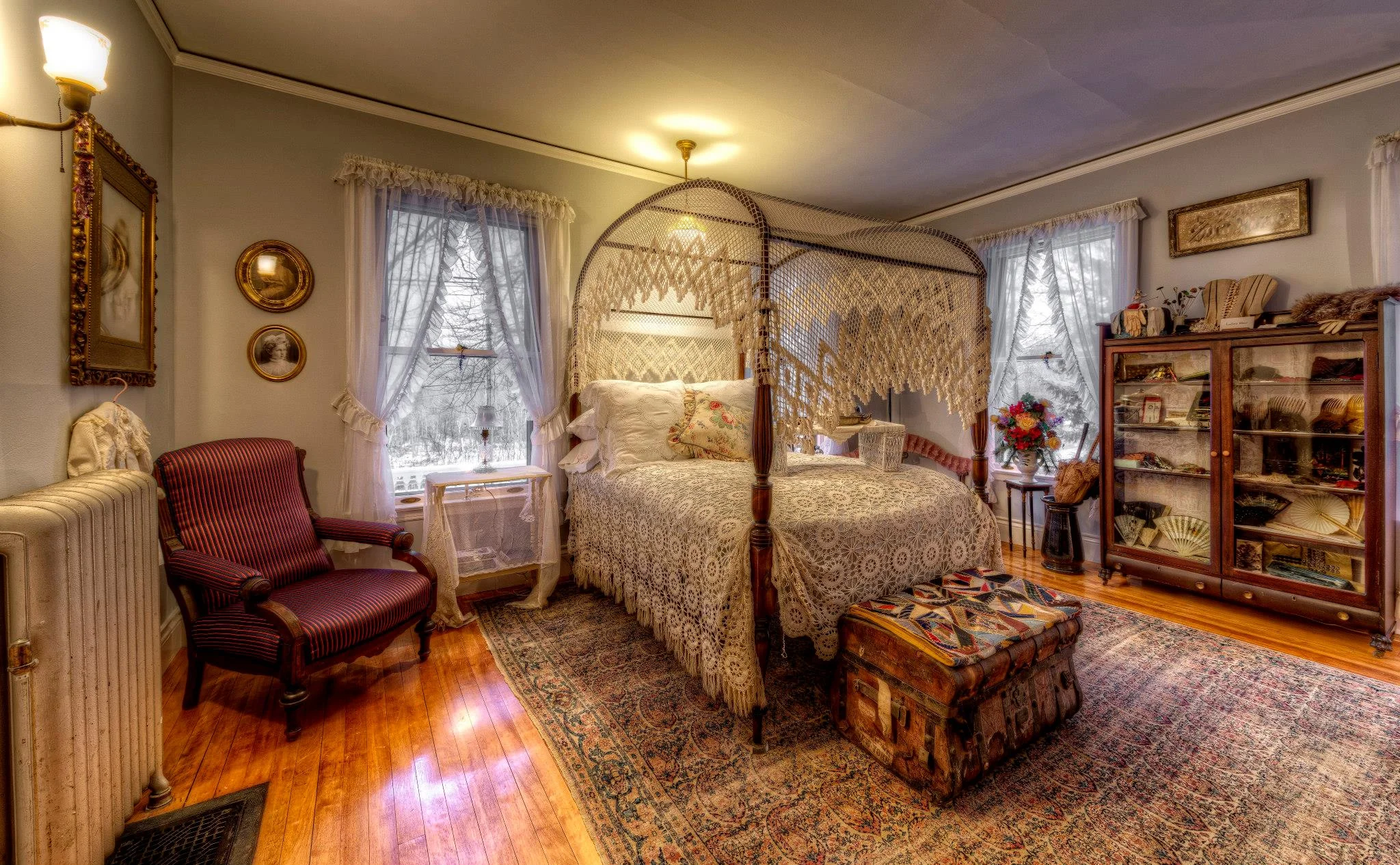 Mrs Whitney's bedroom in the Murdock Whitney House.jpg