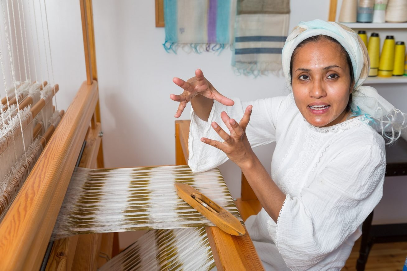 Rezia-Wahid-Weaving-Ikat-Photo-by-Paula-Smith-1308x872.jpg
