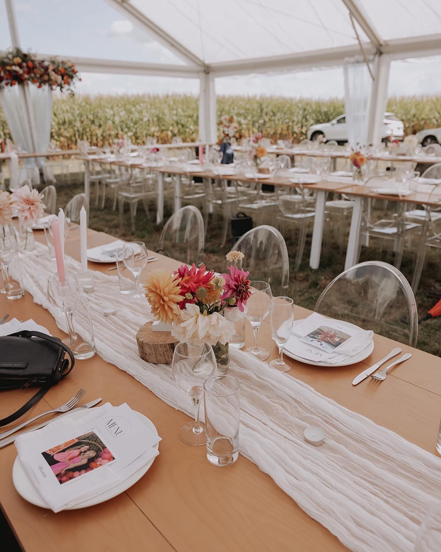 Obsessed with pretty much everything about this insanely beautiful day! The marquee, the colours, the flowers, the bride, the groom, the blinding love
⠀⠀⠀⠀⠀⠀⠀⠀⠀
Photography @savannahwalkerweddings | Florist @sylviassummer | Drinks @thecocktailcartnz 