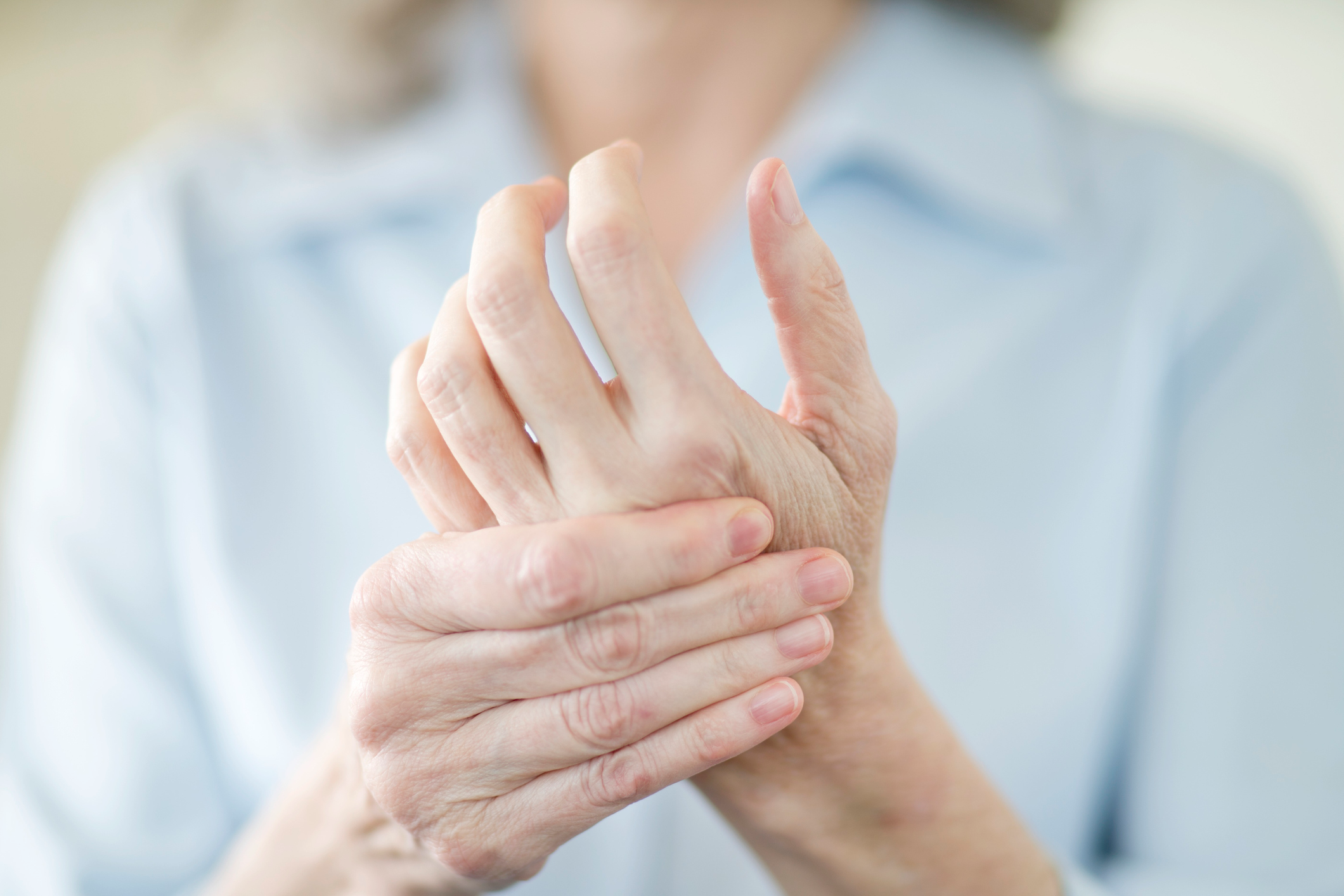 hand-numbness-tingling-chiropractor-chiropractic-care-thoracic-outlet-syndrome-best-near-me.png