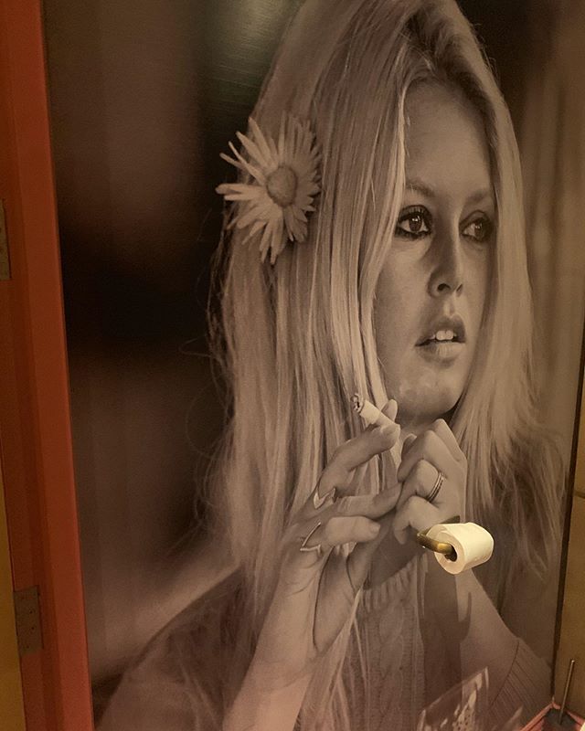 Best toilet seen in a while 🚽 .
.
#brigittebardot @raffleschelsea #music #club #london #raffleschelsea #weekendvibes