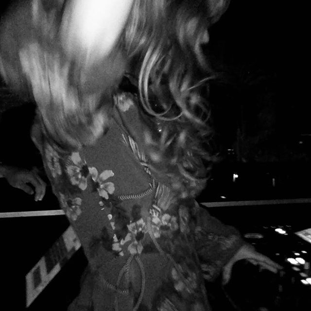 💃🏾🎶 played 2 jobs and 6 hours in total last Friday. A few videos from a packed club! 📹 by @margauxthibaut and @naomisjoy .
.
#house #deephouse #techno #melodichouse #afrohouse #electronic #discoedits #kadiesclub #london #club #privateHouseParty #