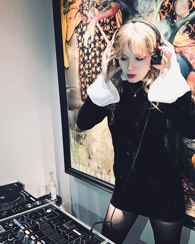 .. and straight to play some tunes 🎶 .
#DJ #djane #fionajanemusic #rotatebirgerchristensen #selfridges #mandrakehotel #electronic #house #deephouse #melodichouse #techhouse #discoedits