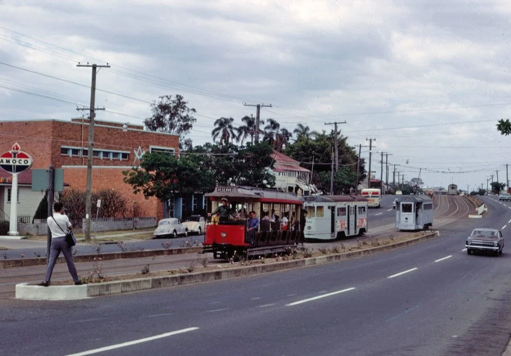 post_trams_07_BCC_65_and_99_pass_540_Gympie_Rd_Kedron_7Oct1968_fixed