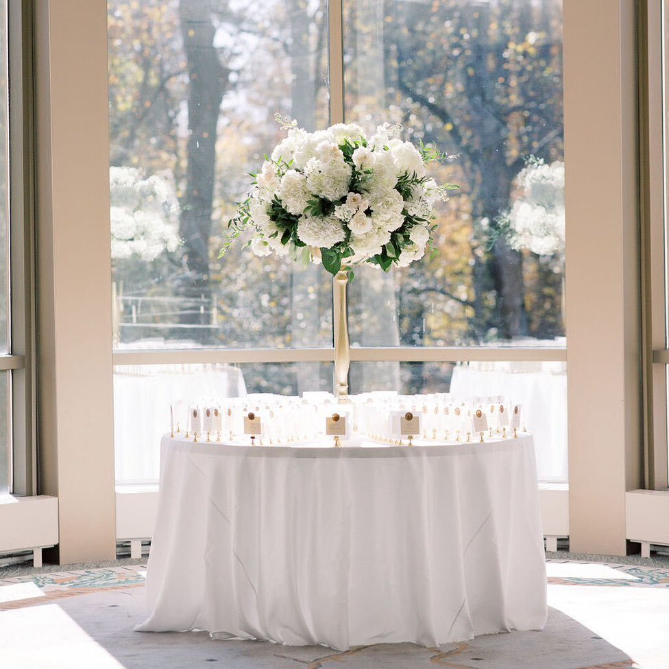 Timeless escort card display ✨

Photography: @carlagatesphotography 
Flowers: @luxeandbloomatl 
Planning / Design: @lindseywisedesigns 
Cards: @fromsirwithlove 

#atlantaweddings #atlantawedding #atlantaweddingvendor #swanhouse #escortcards #escortca