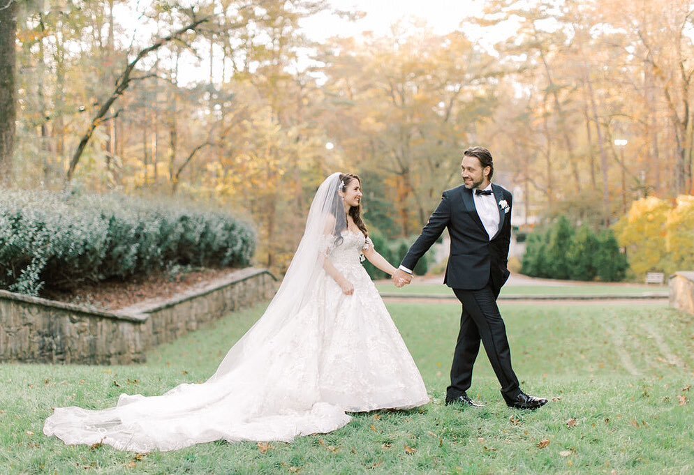 Picturesque fall wedding day 🍁 

Photography: @carlagatesphotography 
Venue: @atlantahistorycenter 
Florist: @luxeandbloomatl 

atlantaweddings #atlantawedding #atlantaweddingvendor #swanhouse #brideandgroomportrait #atlantaweddingplanning #atlantaw