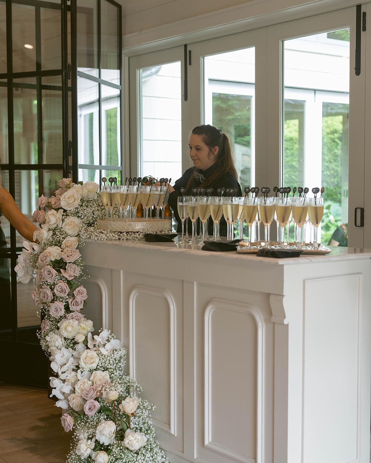 What wedding guest doesn&rsquo;t want a glass of champagne when they arrive for the ceremony? The custom drink stirrers were the cherry on top! 🥂 

Photography: @lyndseyanneco 
Venue: @oldedwardsevents 
Drink stirrers: @rlcreativeco 
Florist: @luxea