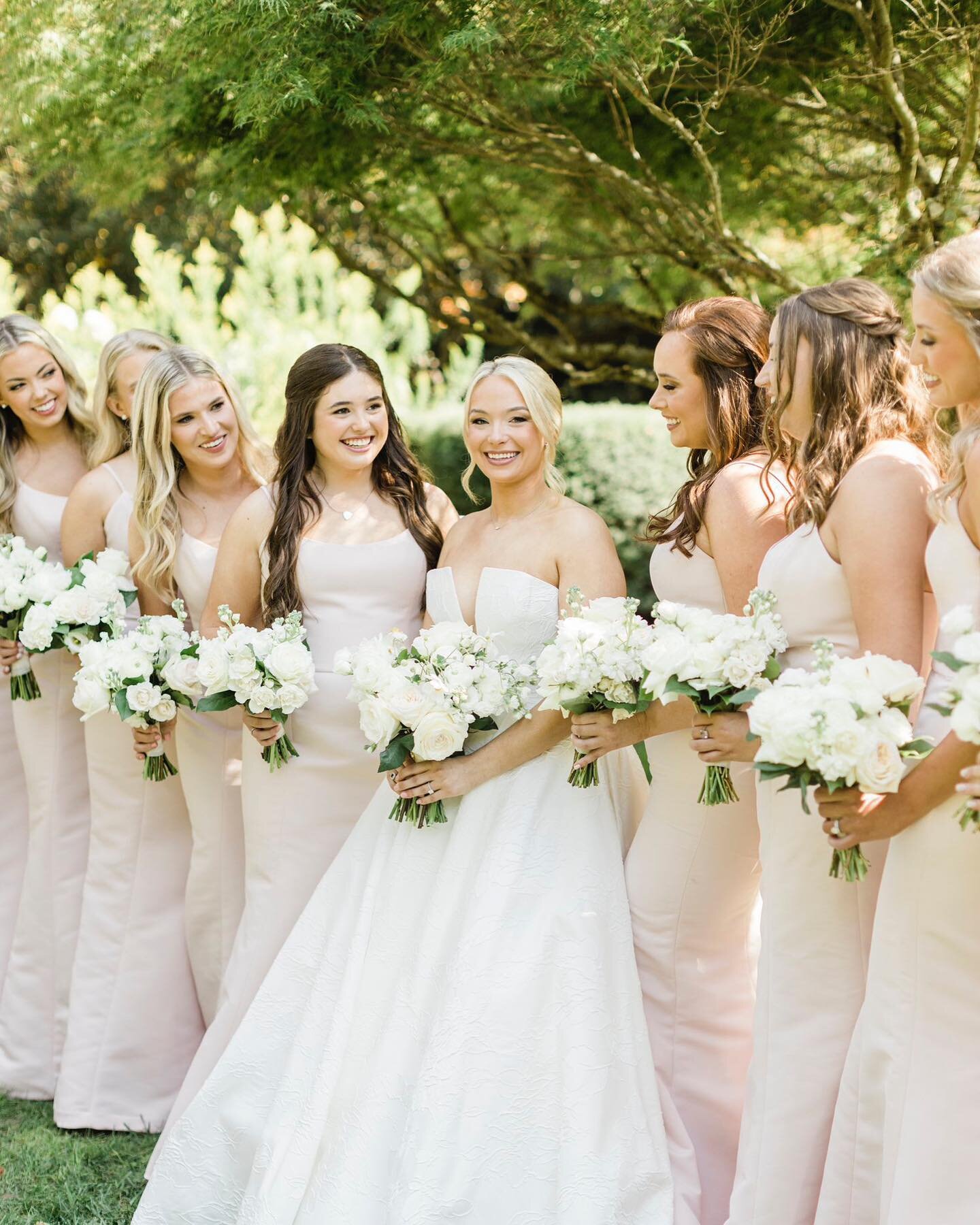 Beautiful bride and her girls. 🤍

Photography: @lesliehollingsworthphoto 
Florist: @floressenceflowers 
Venue: @oldedwardsevents 

#atlantaweddingplanners #atlantaweddingplanner #oldedwardsweddings #oldedwardsinn #atlantaweddings #atlantawedding #br