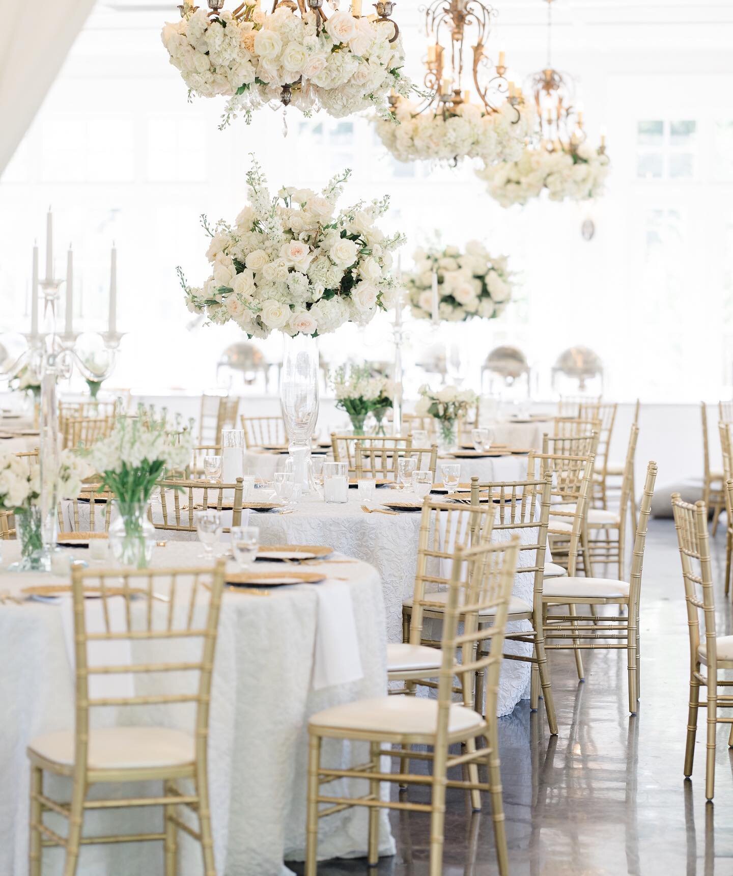 Beyond our *wildest dreams*. ✨

Only fair that we would reference Taylor&rsquo;s 1989 album today. 🥳

Photography: @jennalindseyphotos 
Flowers: @luxeandbloomatl 
Venue: @littleriverfarms 
Papers: @rlcreativeco 
Linens: @idolinens 

#atlantaweddingp