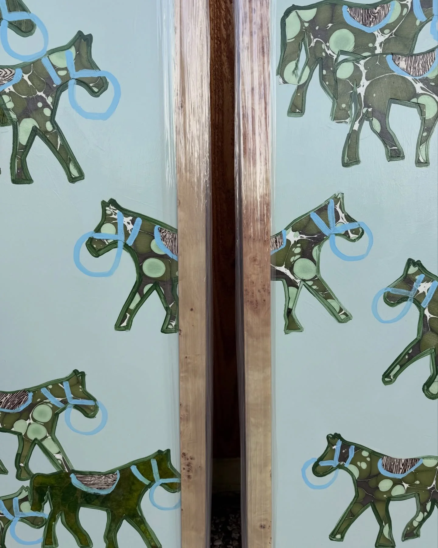 Horses lining up for the Spring Show at @bluehillsatroundtop @maisonmiral 🐎 
The show starts Saturday at 9am!
.
.
.
.
#laurenpadianart #roundtop #bluehillsatroundtop #roundtopspringshow2026