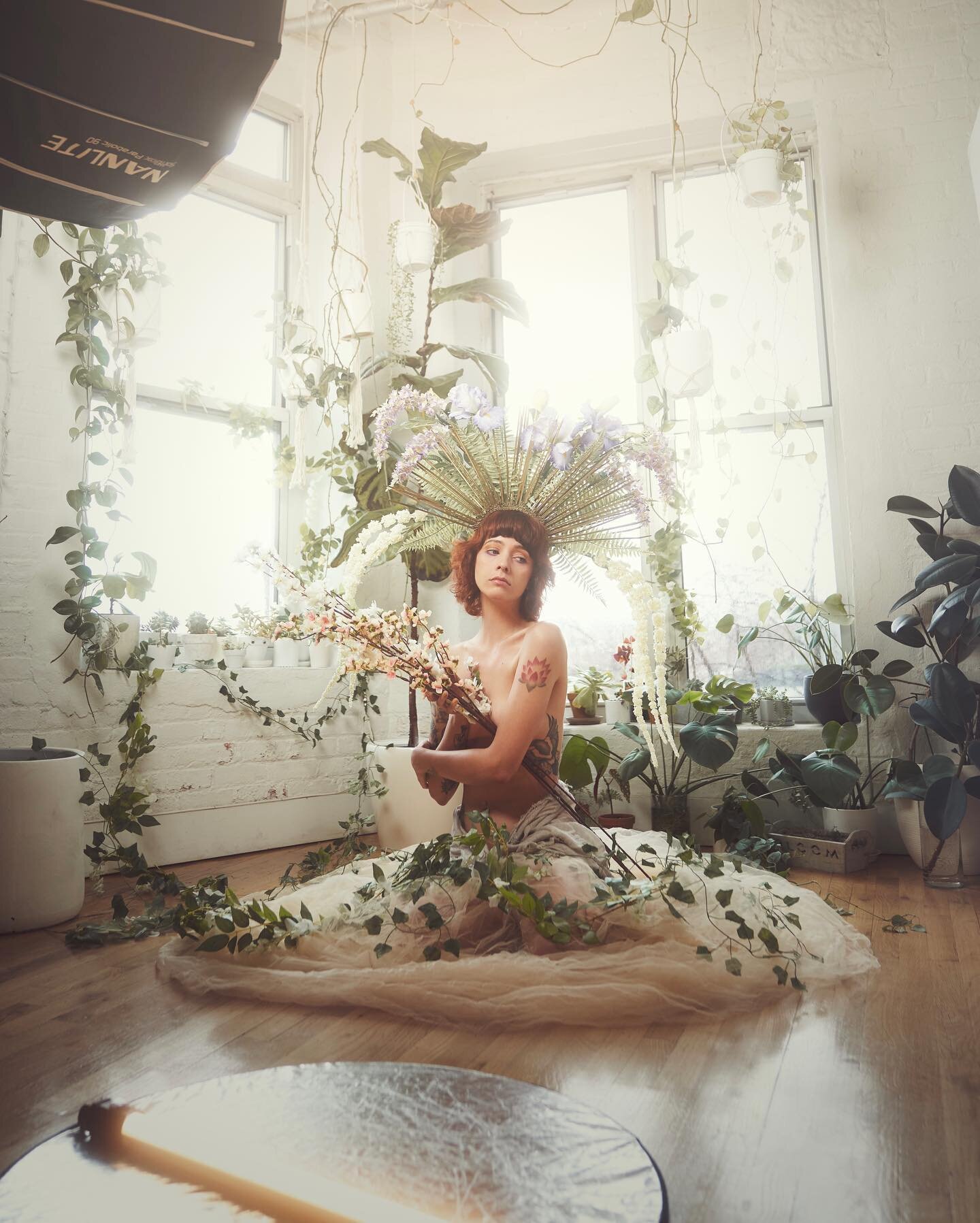 Carl handmade the incredible headpiece for this photoshoot and I just knew we needed to lean into the plant vibes in my plant corner 🪴😍🌿✨ @itsunicorncarl thank you for this day of play; you are a total goddess and I&rsquo;m forever grateful our pa