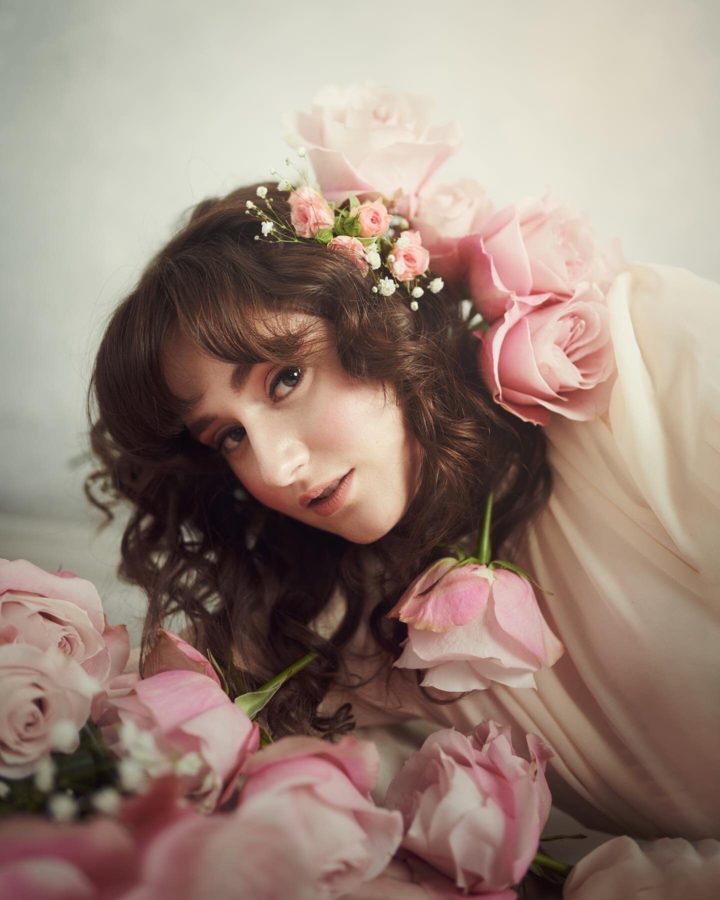 Noelle is queen of the pink roses🌹 

I had the honor of photographing this absolute gem of a human after she reached out to me with ideas to create her dream photoshoot 🤍 By the end we were literally laying in a bed of roses and created these stunn