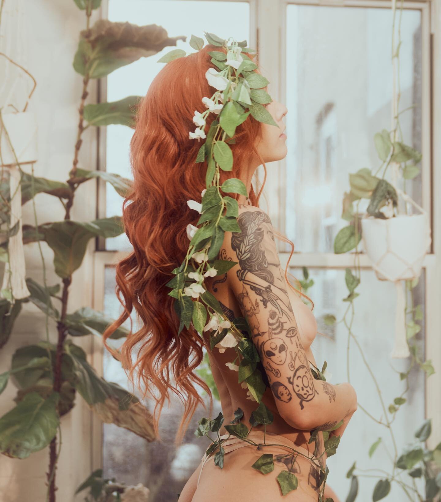 my shoot with Carl was a total dream. She brought in this beautiful red wig, and transformed into an absolute spring goddess in my indoor garden🧚&zwj;♀️ 🌱  note to self: plan more shoots with plants 🪴 
Which is your favorite? 🤍 (I wish I didn't h