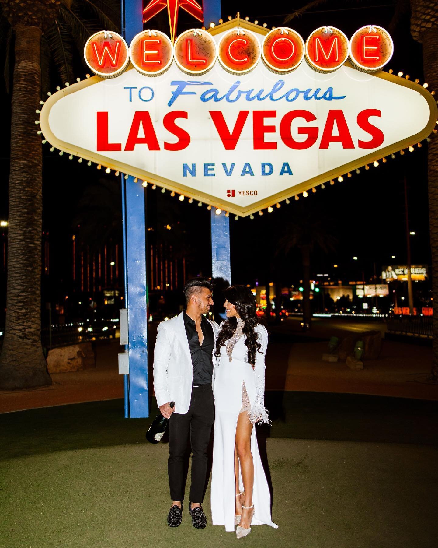 Cutest couple everrrr! And even cuter... @turabbabar planned this entire surprise shoot for his WIFE @sabakbabar! He picked out the dress and told her to be ready! 😭😍 and her dress was 🔥🔥🔥

.
.
.
.
.
#lasvegasphotographer #dirtybootsandmessyhair