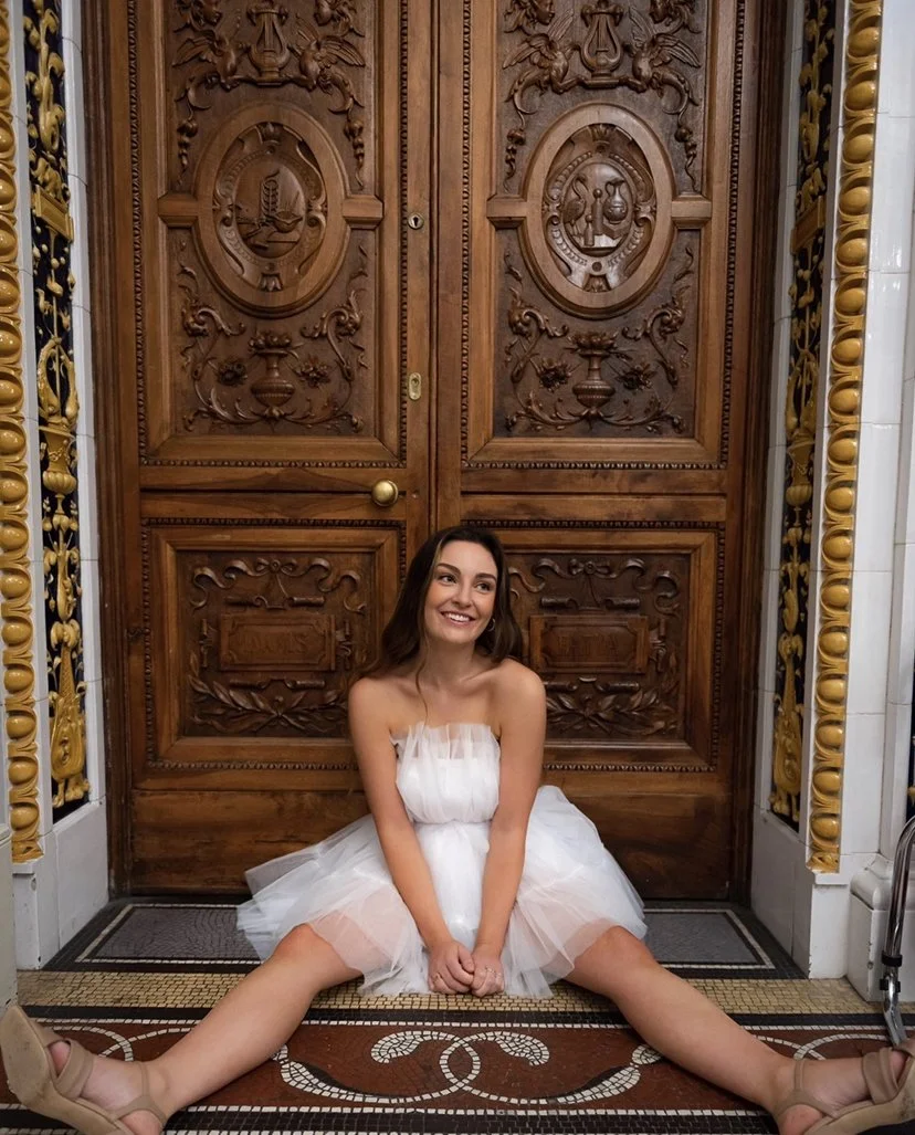  We are delighted to represent Sarah who is based in Dublin and available to travel.   Height: 5’ 5” Shoe size: UK 6 Bust size: 34 DD Dress size: UK 8 Age: 25     Cover shot neustock media styled by Orla Diffily for Brian de Staic 