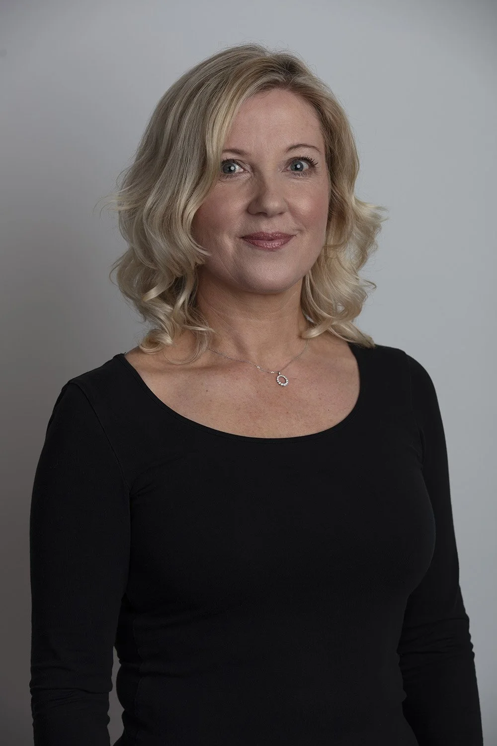  We are delighted to represent Nicola O’Sullivan.   Based in Kerry, Nicola is available to book for projects nationwide.  Height: 5’ 7” Dress: 10 Hair: Blonde    Photo : Steve Savage 