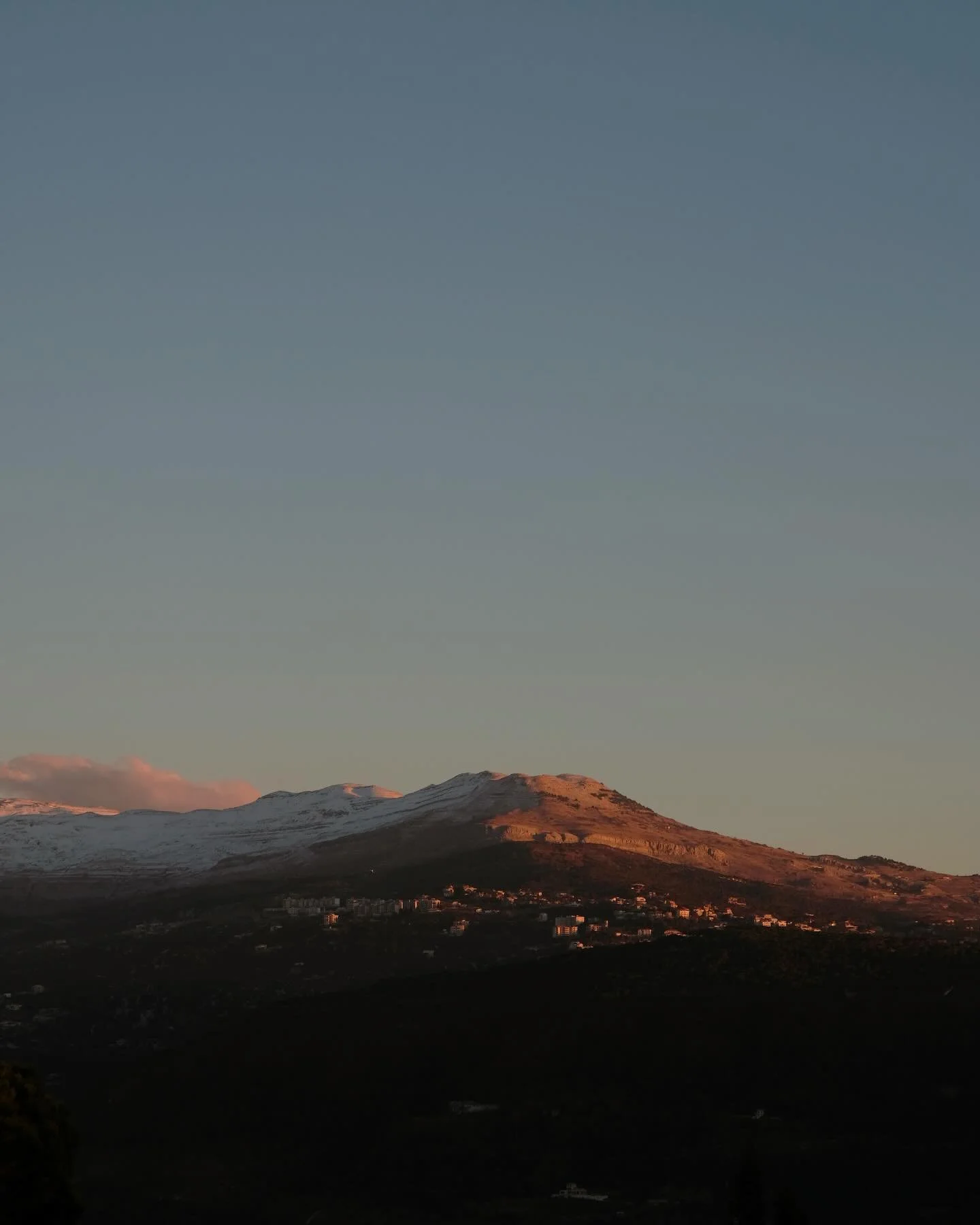 Golden hours and gentle days through @romyandromeoo &lsquo;s lens

Through heavy days in, we keep holding on to home ❤️